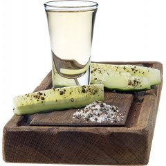 Goldene Tequila mit Gurke